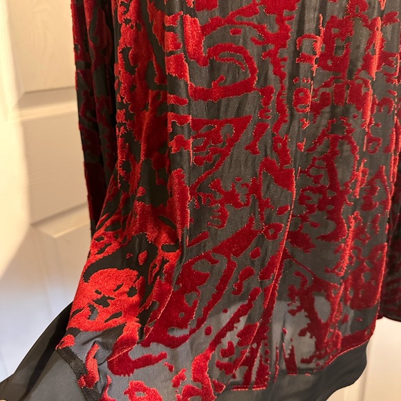 Simply Vera Wang Women's Red & Black Patterned Velvet Burnout Long Sleeve Top - Picture 6 of 7